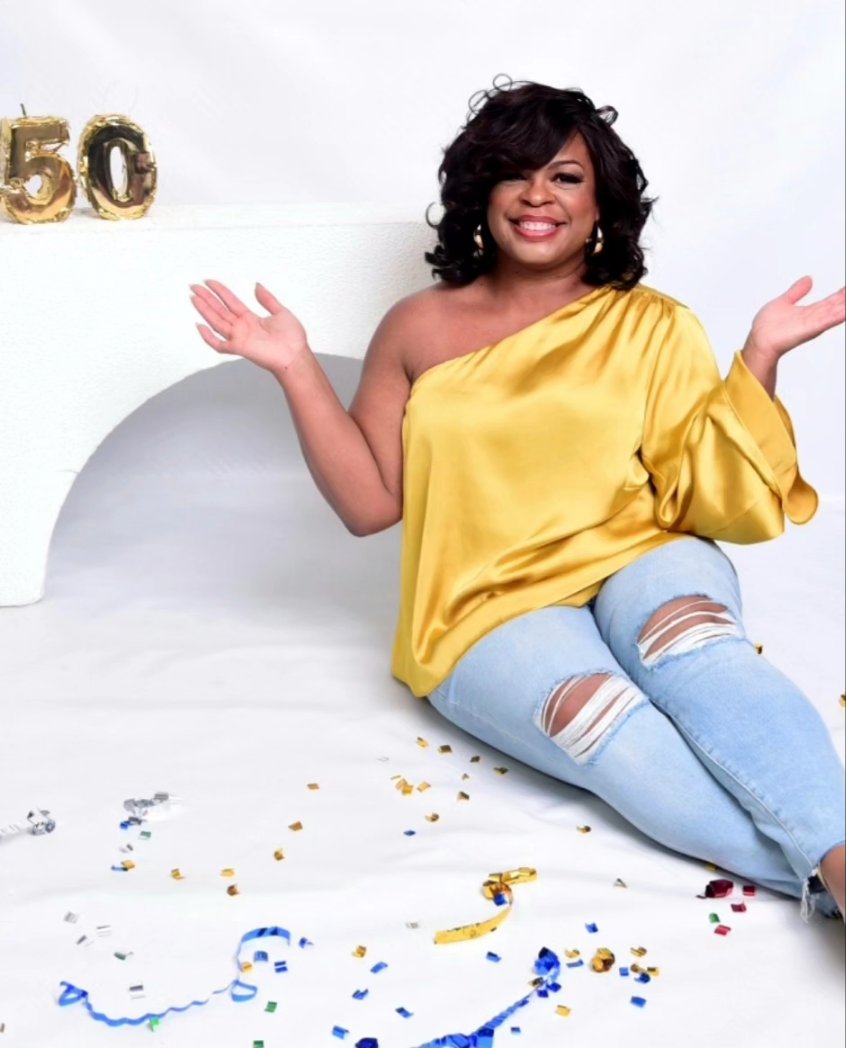 cmo_mua's tweet photo. Prepped my client for her 5️⃣0️⃣th birthday photoshoot. Wishing her a happy birthday and many more! 🥳🥳🥳 #mua #makeupartist #houstonmua #houstonmakeupartist  #promua #professionalmakeupartist  #glam #lashes #cosmetics https://t.co/A5C7A4RYIZ