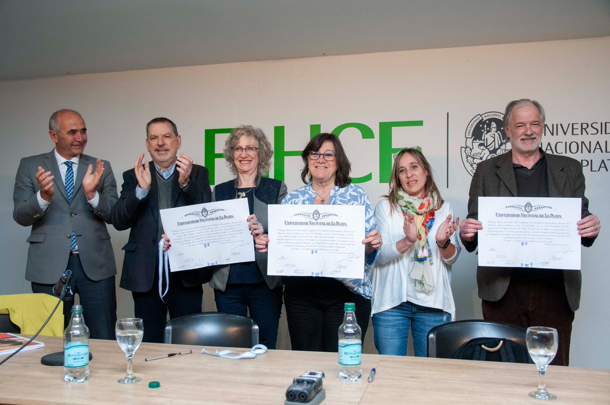 Se realizó ayer en la Faculad de Humanidades y Ciencias de la Edcuación <a href="/fahce/">FaHCE</a>  el acto de distinción con el título de Profesor Extraordinario en la Categoría de Emérito a las y los destacados docentes José Luis de Diego, Ana Barletta y Gloria Chicote. unlp.edu.ar/institucional/…