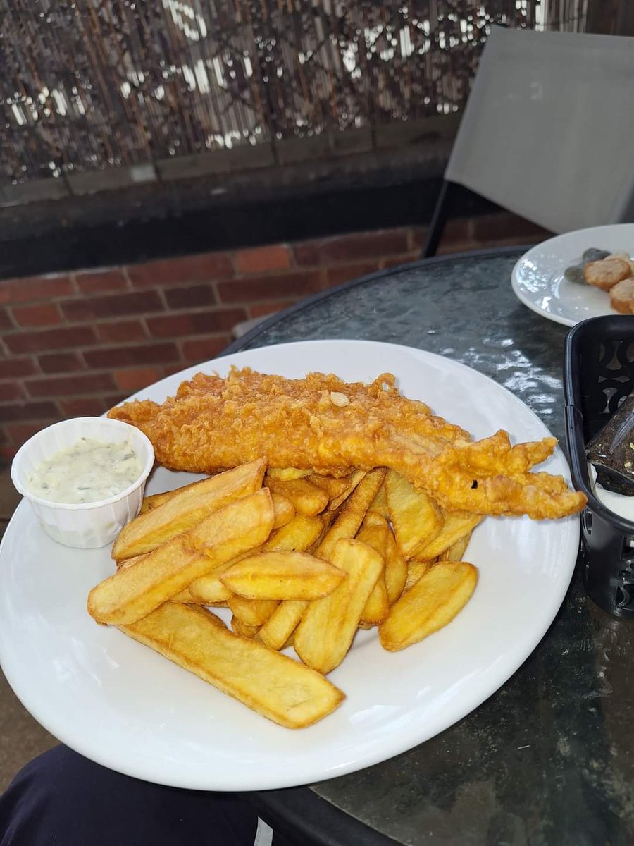charcyb's tweet photo. @TimWalkwithme  visited the Never look back pub for small f &amp; c on our walk back to Caister from great yarmouth. Nice friendly pub, &amp; dog friendly. Fish &amp;  chips were OK. Gave it 5-6. Batter no real crunch. Thanks for your videos Tim really helped. Enjoyed our few days away. https://t.co/07fDlxYCIX