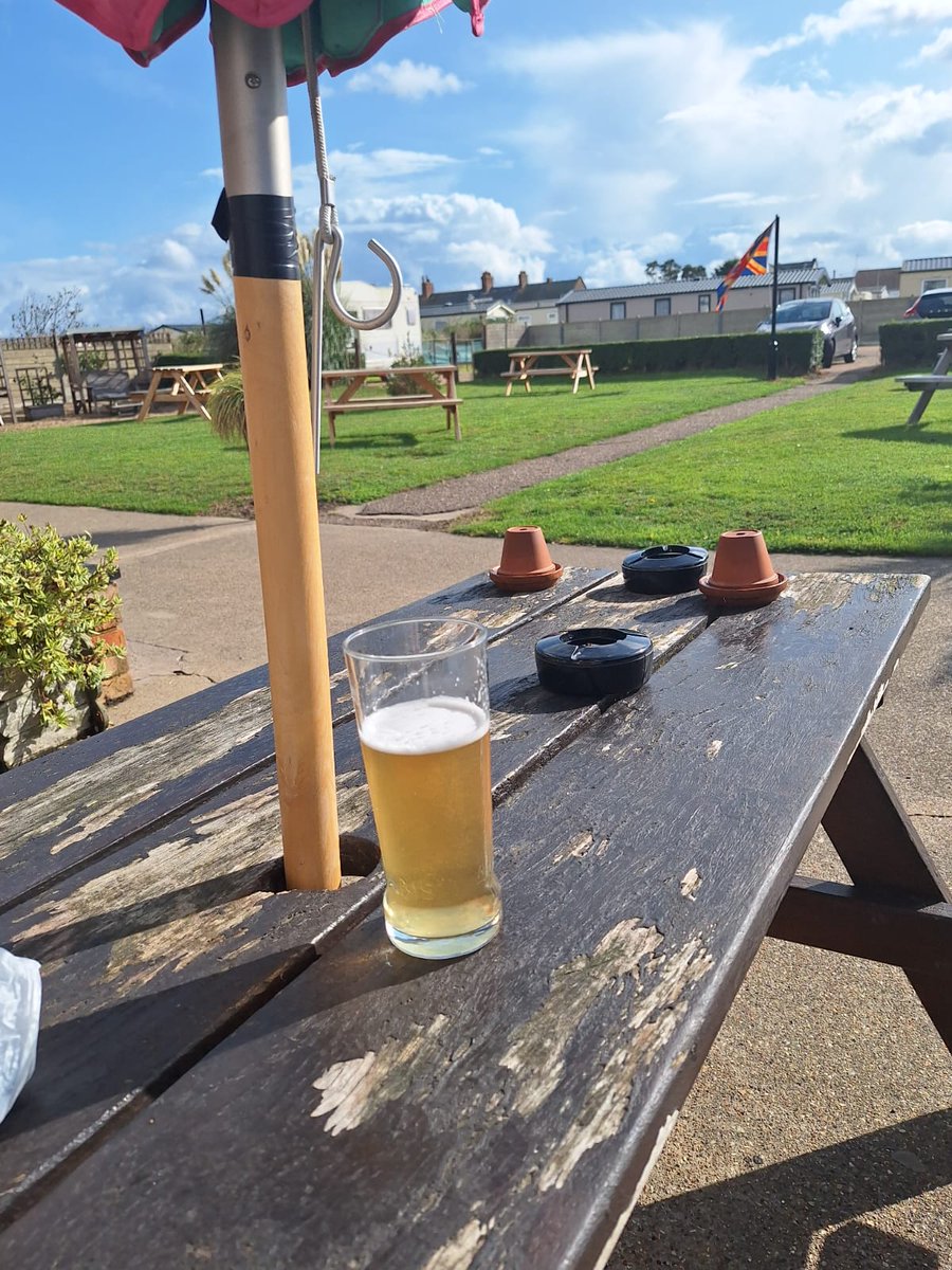 charcyb's tweet photo. @TimWalkwithme  visited the Never look back pub for small f &amp; c on our walk back to Caister from great yarmouth. Nice friendly pub, &amp; dog friendly. Fish &amp;  chips were OK. Gave it 5-6. Batter no real crunch. Thanks for your videos Tim really helped. Enjoyed our few days away. https://t.co/07fDlxYCIX