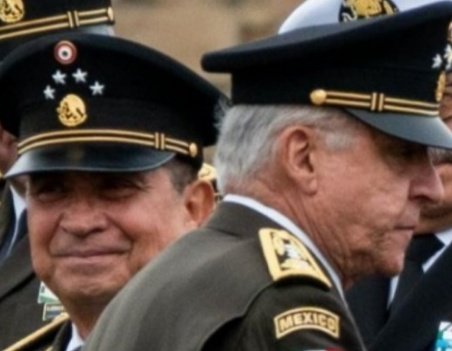 <a href="/lopezobrador_/">Andrés Manuel</a> Esta foto representa perfectamente a López Obrador
Y su 4ta transformación
Hablador 
Mentiroso 
Humillado 
Fracasado 
Contubernios
Burlas 
Cinismo 
Sumisión 
Le dió poder el Ejército
Ahora ellos hacen buffet con sus restos