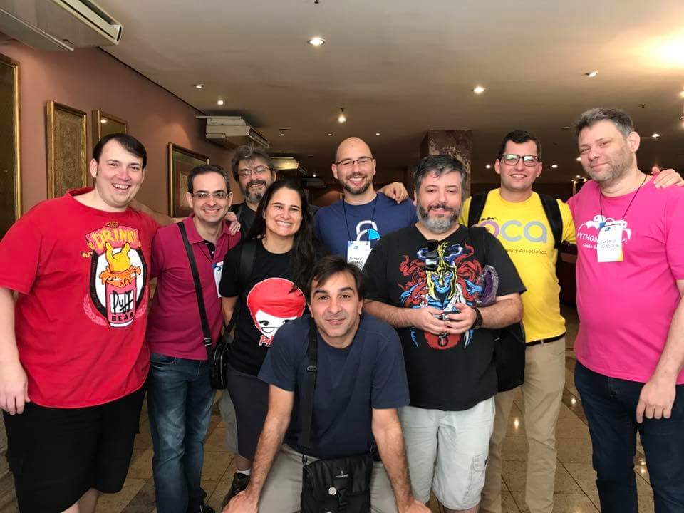 cadu_leite's tweet photo. consegui recuperar alguns arquivos ontem de madrugada . Hj fiquei meio saudosista. com  o que achei aqui. Uma parte da velha guarda reunida #pybr #python ... eu sem barba no meio = normal Abraço pra essa galera aqui @LeoRochael @taniaandrea_com @osantana   Luis, outrs https://t.co/WpzUY3hT9K