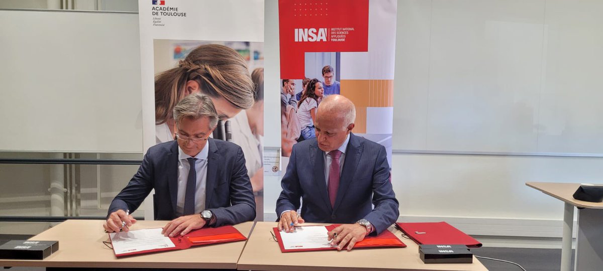 MostafaFourar's tweet photo. Nous signons aujourd'hui avec @raquet_bertrand le prolongement de notre convention @actoulouse / @INSAToulouse qui renforce notre collaboration dans la liaison entre le Secondaire et le Supérieur, pour rapprocher encore ces deux mondes au bénéfice de nos élèves et étudiants. https://t.co/wlf9YsXUNS