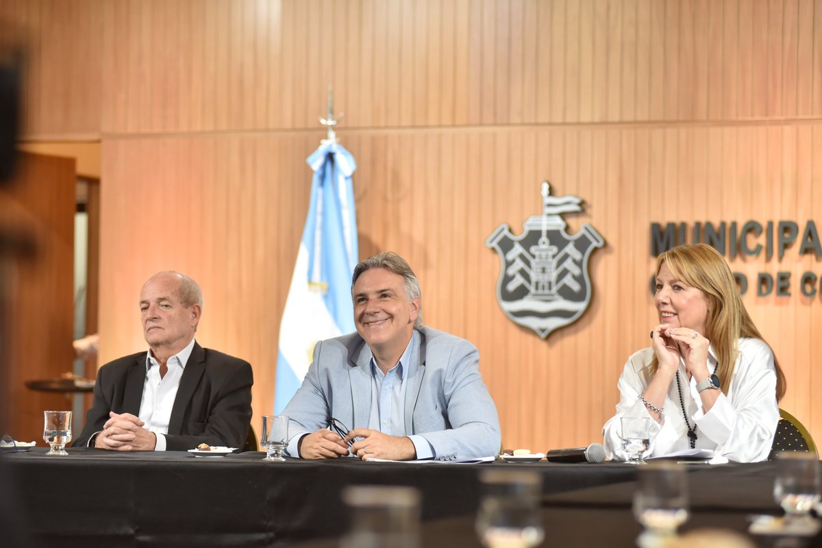 Ale_Torres60's tweet photo. CÓRDOBA➕ MODERNA E INNOVADORA

Junto a @MartinLlaryora  y @ArqDanielRey  presentamos una nueva herramienta digital para agilizar las construcciones de #ObrasPrivadas. En la reunión participaron empresarios, sector académico, cámaras, referentes y desarrollistas de nuestra ciudad https://t.co/uX7P6y6Ury