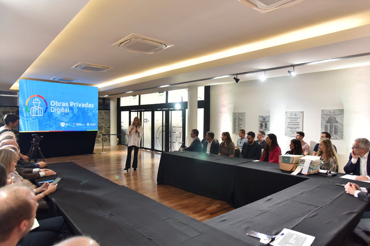 Ale_Torres60's tweet photo. CÓRDOBA➕ MODERNA E INNOVADORA

Junto a @MartinLlaryora  y @ArqDanielRey  presentamos una nueva herramienta digital para agilizar las construcciones de #ObrasPrivadas. En la reunión participaron empresarios, sector académico, cámaras, referentes y desarrollistas de nuestra ciudad https://t.co/uX7P6y6Ury