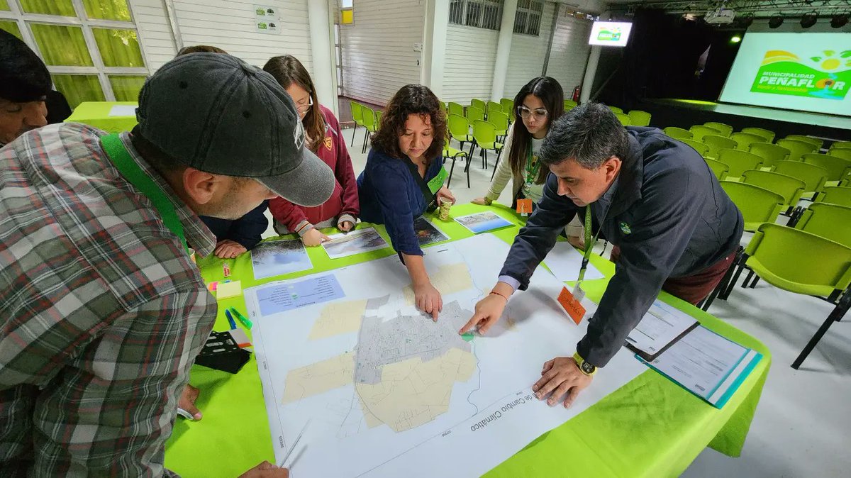 MuniPenaflor's tweet photo. 🌏 Impulsamos #PlanLocal sobre el #CambioClimático 🌞🌧🌪
Comenzamos con los equipos municipales el #TallerParticipativo para crear el #PlanLocal d #CambioClimático, q tiene x objetivo levantar información para un diagnóstico d los efectos climáticos en #Peñaflor 😀 https://t.co/sV32Lgkd7d