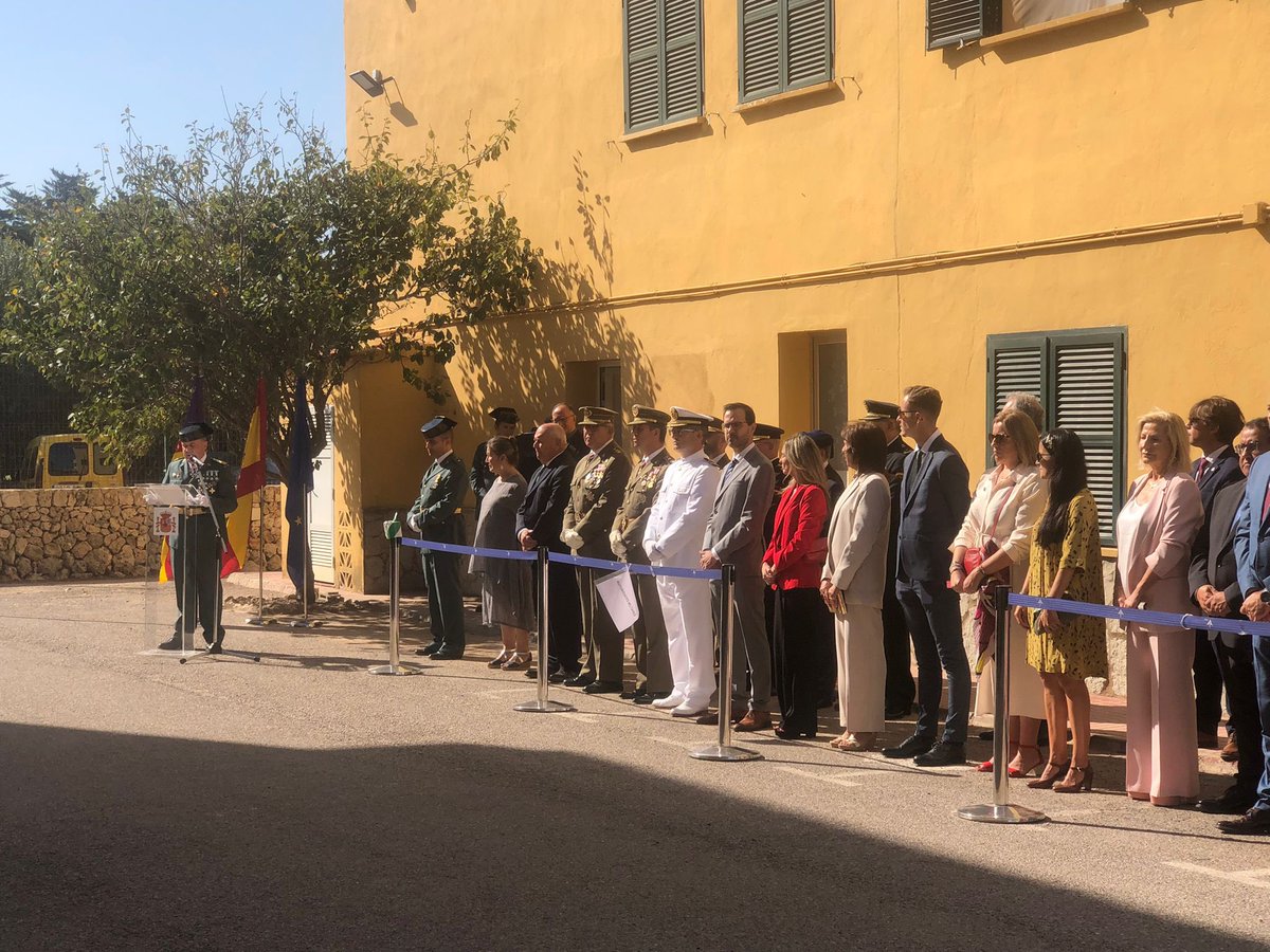TobalPons7's tweet photo. Esta mañana en el día de la Virgen del Pilar y el día de la Hispanidad homenajeando a la Guradia Civil de Menorca con el resto de compañeros! 
Viva España!
Viva el Rey!
Viva la Guardia Civil! 🇪🇸 https://t.co/5DZv8k57VV