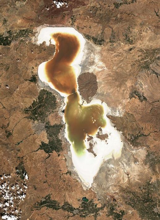 _dhidalgo's tweet photo. Los humanos, esos seres poco inteligentes cuyos intereses ecónomicos están por encima de los climáticos y claro, al final, todo se acaba. #LagoUrmia años 2021, 2022, 2023 y #Seacabó. 6 millones de personas que vivían del turismo y agricultura que ahora emigrarán o tendrán pobreza https://t.co/BTMwCrYPoX