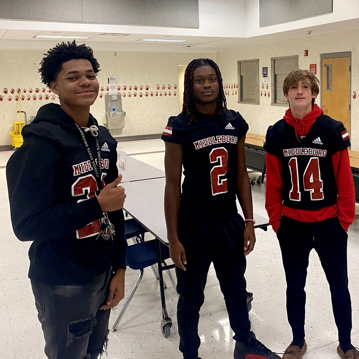 Middleburg Football greeting kids at RideOut Elementary this morning. 
#HorsePower