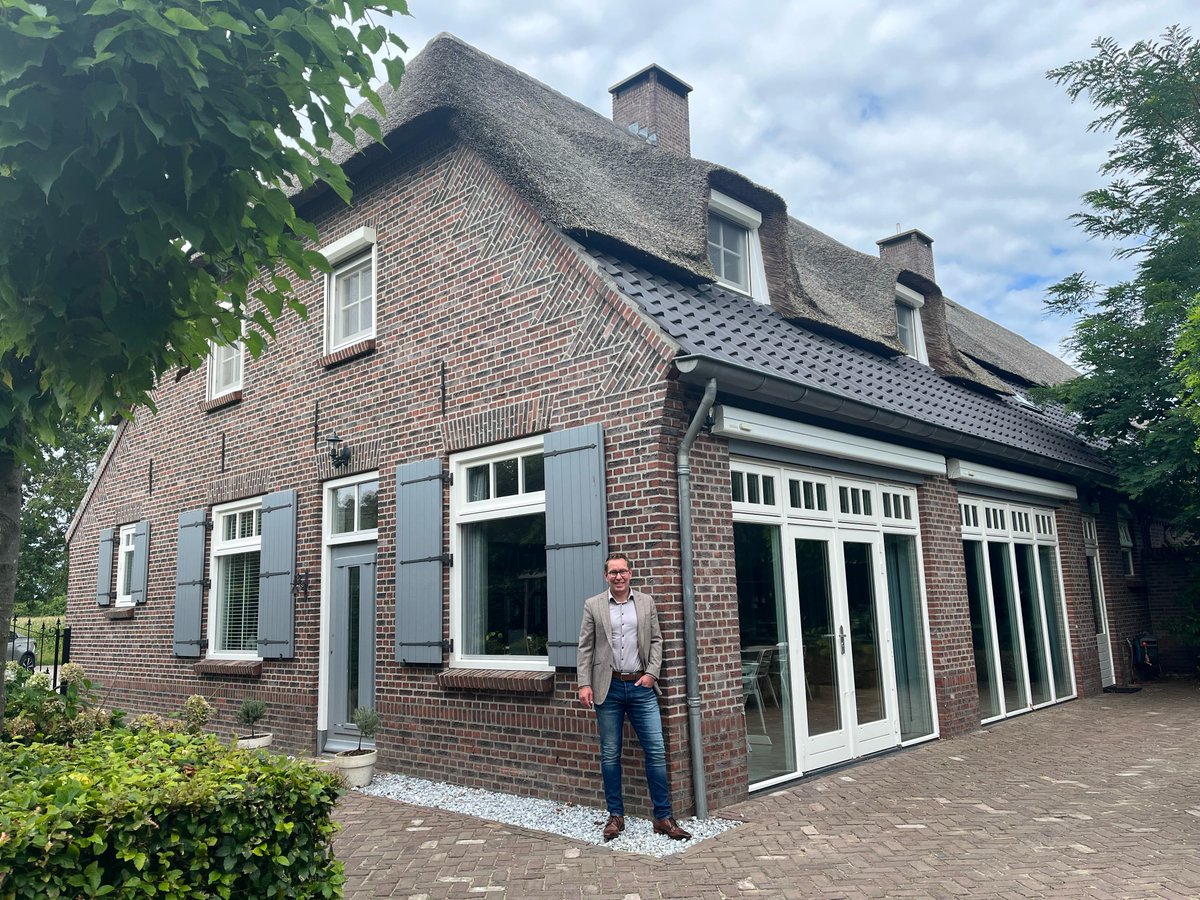 NDHroute's tweet photo. "Huiseigenaren vertellen je andere dingen dan verkopers. Je hoort namelijk verhalen van ervaringsdeskundigen. Niet alleen de positieve, maar ook de mindere kanten worden genoemd’, vertelt Remco.  

🌱Ook kijken bij een duurzaam huis? Schrijf je in via: https://t.co/kSBydkcenb https://t.co/LmkyIlrxBS