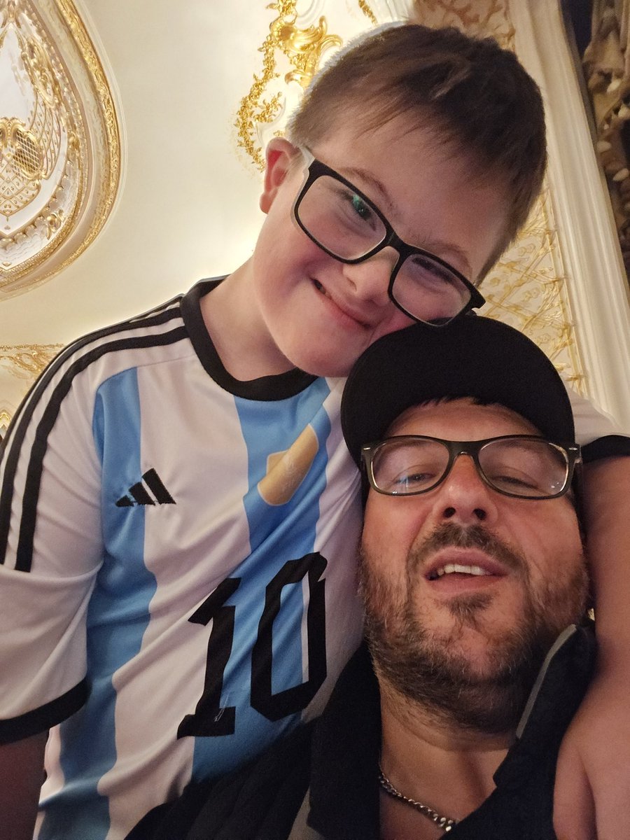 gray0213's tweet photo. London with my bhoy 🍀 https://t.co/XhOj7yndwJ