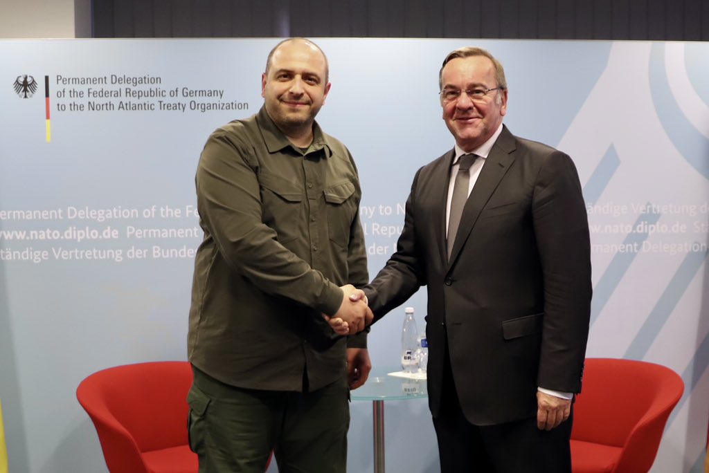 Glad to meet my 🇩🇪 colleague @PistoriusBoris. Thanks to @BMVg_Bundeswehr for 1 bn EUR military aid package to strengthen Ukrainian Air Defence before winter, including 10 Leopard1 tanks. We also plan to extend defence-industrial cooperation between our countries.