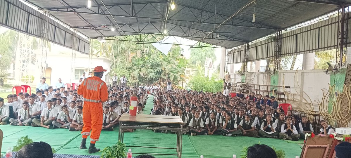 05NDRF's tweet photo. "Team 5NDRF at Chhatrapati Shivaji Vidyalaya, Deori, Gondia: 'Preparedness is the key to resilience.' 413 empowered! 💪 #DMTraining #CommunityResilience"
@ANI
@sdmamaharashtra
@NDRFHq
@ndmaindia
@PIBMumbai
@InfoGondia https://t.co/GeUuBnRdK5
