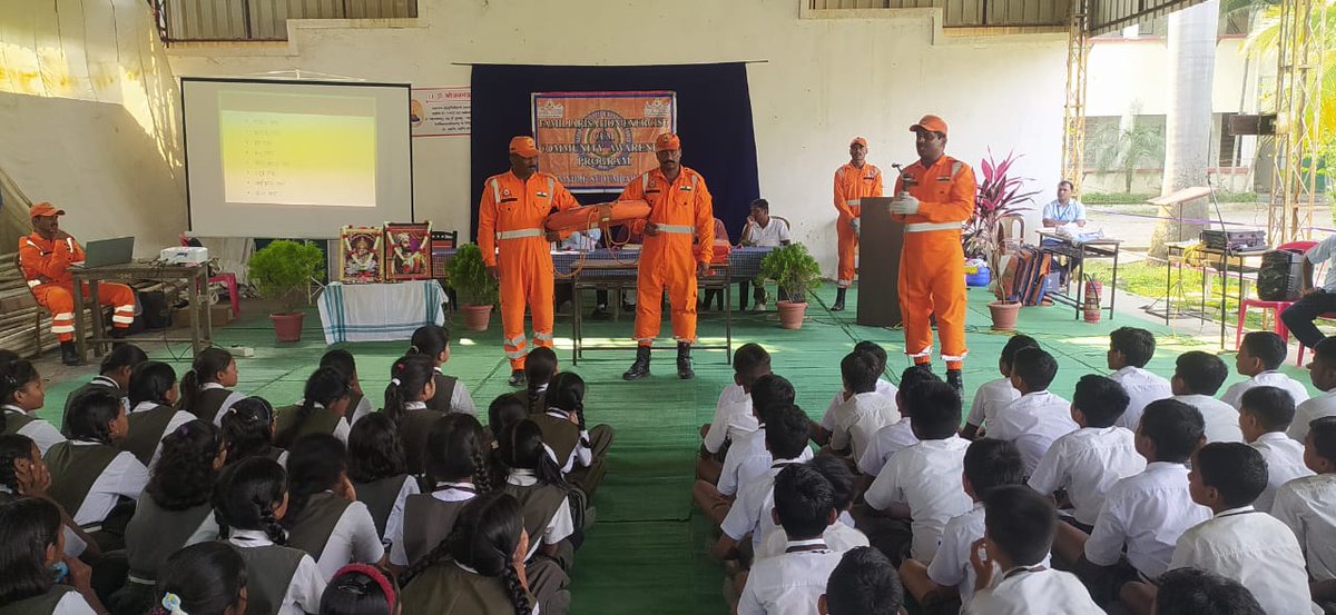 05NDRF's tweet photo. "Team 5NDRF at Chhatrapati Shivaji Vidyalaya, Deori, Gondia: 'Preparedness is the key to resilience.' 413 empowered! 💪 #DMTraining #CommunityResilience"
@ANI
@sdmamaharashtra
@NDRFHq
@ndmaindia
@PIBMumbai
@InfoGondia https://t.co/GeUuBnRdK5