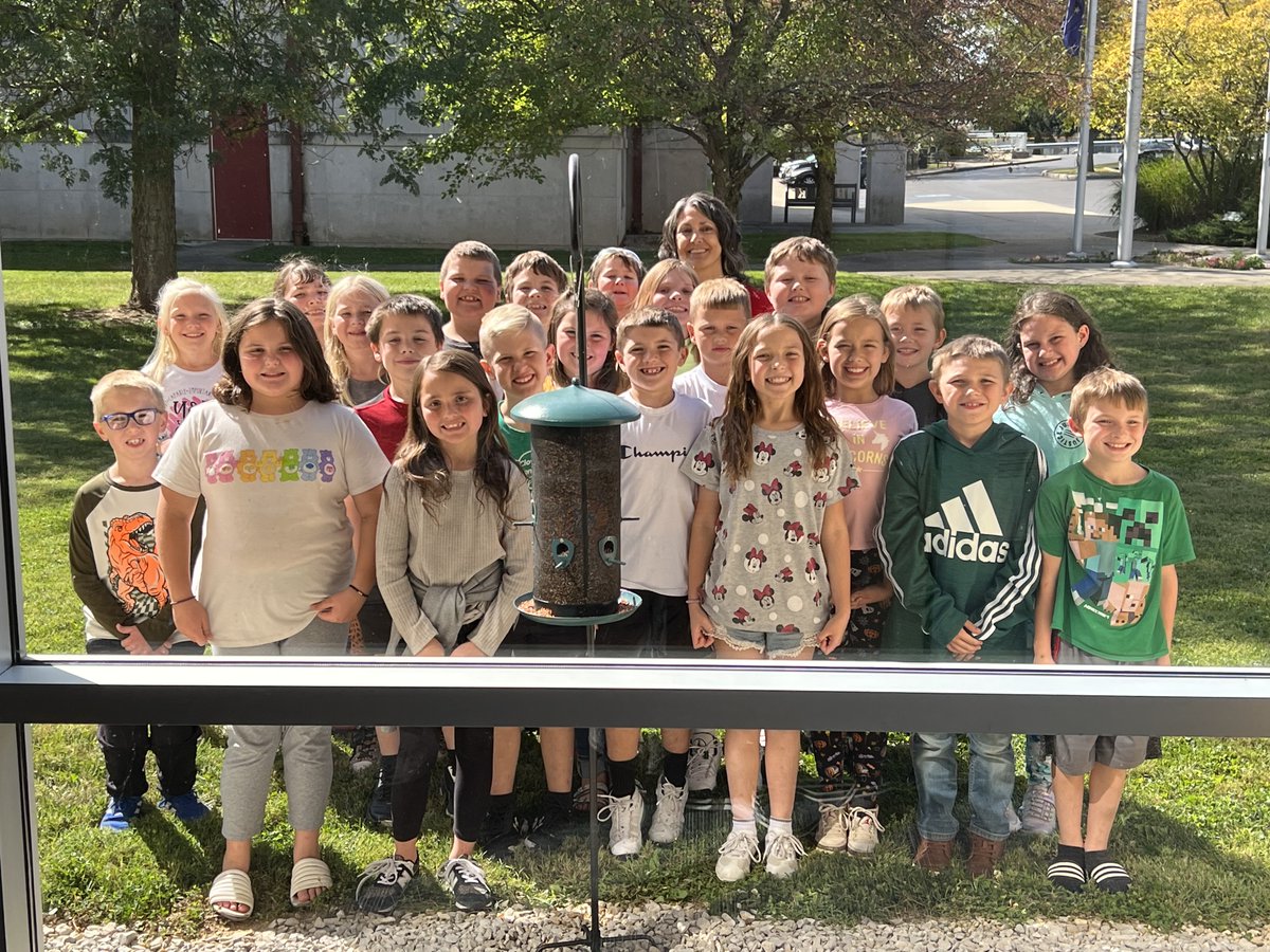 CdaleClovers's tweet photo. Thanks to a grant from Putnam Parks &amp; Pathways, Ms. Price’s class is now able to watch &amp; learn about Indiana feathered friends who visit their new bird feeder! 🐦🍀♥️
#LearnersTodayLeadersTomorrow
#SuccessforEveryone https://t.co/w6VcLGLdHd