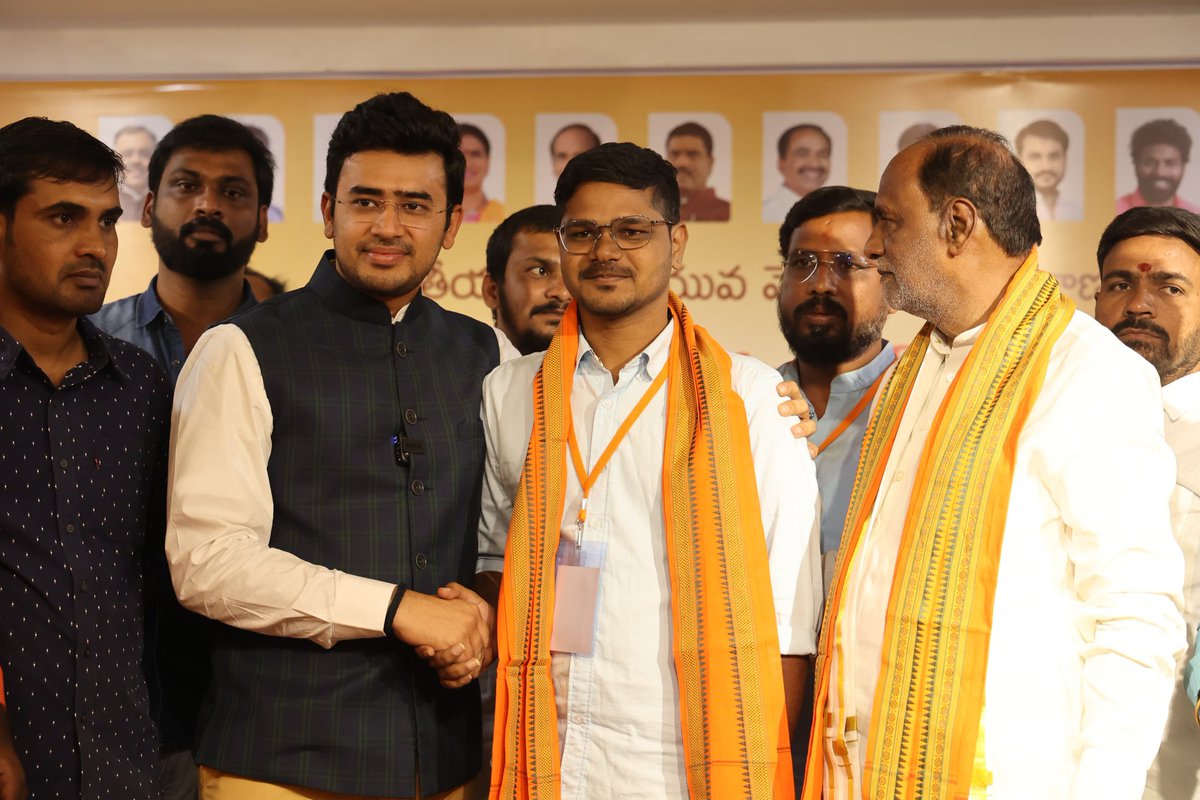 Tejasvi_Surya's tweet photo. Addressed @BJYM Telangana's District Presidents, GS &amp; Social Media Convenors at Bhagyanagar today on how BRS has failed the state’s youth, farmers &amp; vulnerable sections. 

Telangana will reject KCR's Farmhouse Sarkar that is infested with corruption, nepotism &amp; bad governance. https://t.co/jMabNFHgKI
