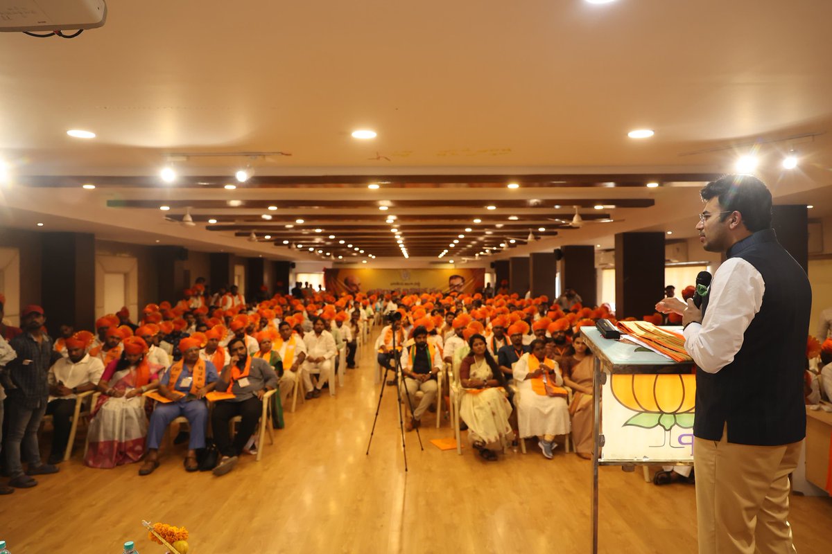 Tejasvi_Surya's tweet photo. Addressed @BJYM Telangana's District Presidents, GS &amp; Social Media Convenors at Bhagyanagar today on how BRS has failed the state’s youth, farmers &amp; vulnerable sections. 

Telangana will reject KCR's Farmhouse Sarkar that is infested with corruption, nepotism &amp; bad governance. https://t.co/jMabNFHgKI