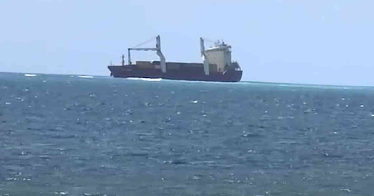 MarineInsight's tweet photo. MSC Eagle F runs aground five kilometres from the Mombasa port. The Kenya Authority Port was later successful in refloating the ship. 

Check out this news article 👉 https://t.co/WinNGtkyDf 

#Aground #Mombasa #Shipping #Maritime #MarineInsight #Merchantnavy #Merchantmarine https://t.co/4zVoCqMMlw