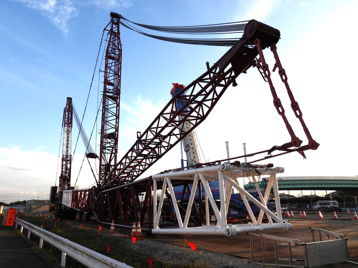 Kojimamo's tweet photo. 白岡市の東北道陸橋工事に使用された大型クローラークレーンの解体作業が一昨日位から行われています。 https://t.co/9VqTVBOkfn