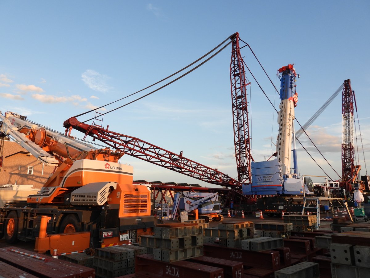 Kojimamo's tweet photo. 白岡市の東北道陸橋工事に使用された大型クローラークレーンの解体作業が一昨日位から行われています。 https://t.co/9VqTVBOkfn
