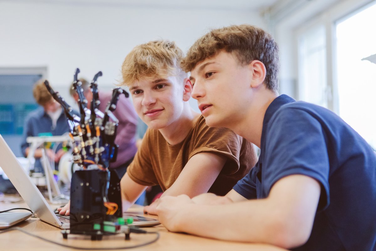 stifterverband's tweet image. Wie steht es um den #Informatikunterricht in Deutschland? Am 17. Oktober werden wir neue Zahlen dazu veröffentlichen. Sind Sie interessiert? Kommen Sie gerne zur Pressekonferenz der Gesellschaft für Informatik @informatikradar:
meetgi.zoom.us/meeting/regist…