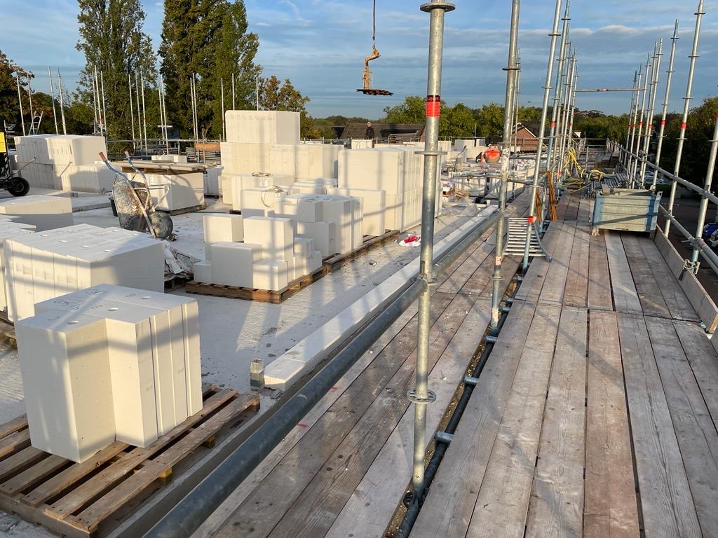 DeWoonplaats's tweet photo. ⚒ Aan de Drienerweg in Enschede zijn we samen met Van Dijk Bouwgroep bezig met 9 eengezinswoningen en 6 appartementen voor de sociale verhuur.  De eerste contouren worden nu zichtbaar. In het voorjaar van 2024 zijn de woningen helemaal klaar! Kijk op https://t.co/UcQ3rO1wpk. https://t.co/unvQR8AMr2