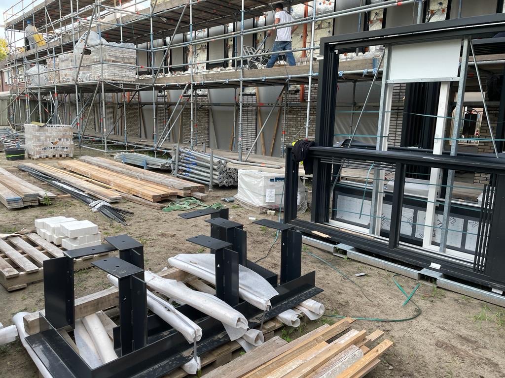 DeWoonplaats's tweet photo. ⚒ Aan de Drienerweg in Enschede zijn we samen met Van Dijk Bouwgroep bezig met 9 eengezinswoningen en 6 appartementen voor de sociale verhuur.  De eerste contouren worden nu zichtbaar. In het voorjaar van 2024 zijn de woningen helemaal klaar! Kijk op https://t.co/UcQ3rO1wpk. https://t.co/unvQR8AMr2