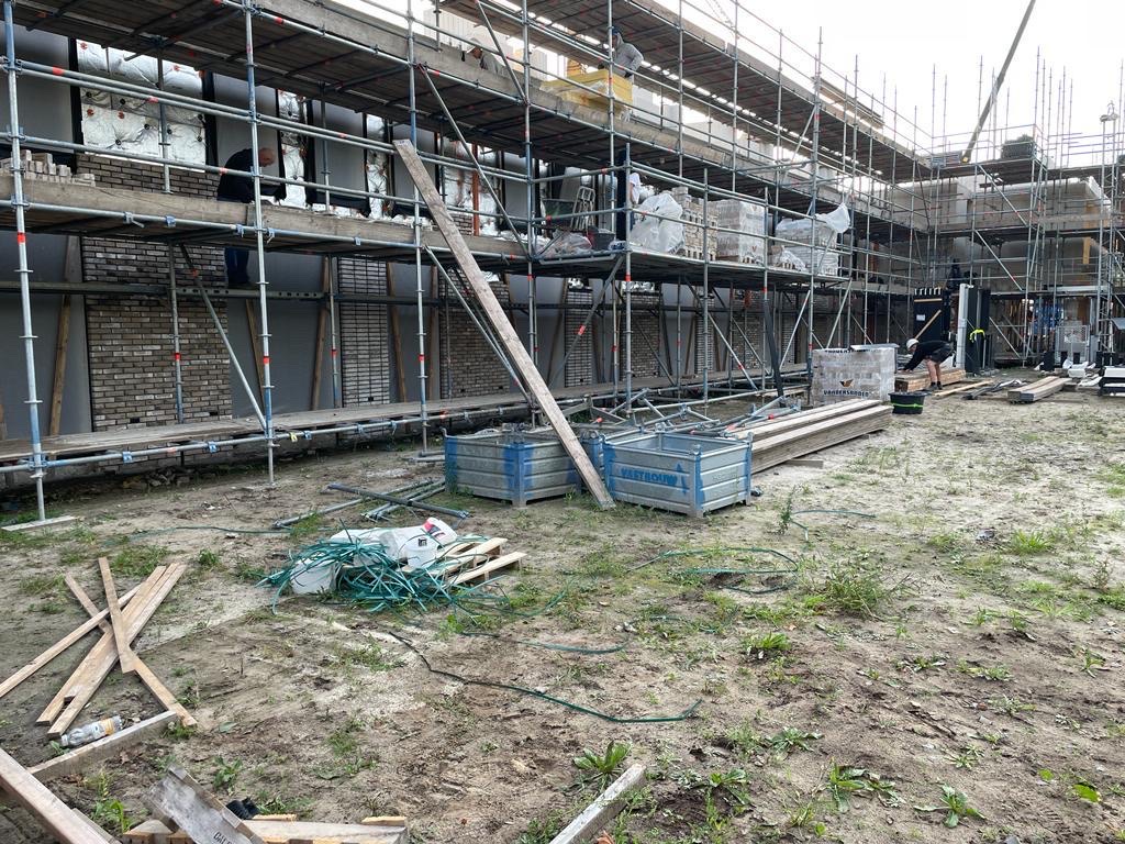 DeWoonplaats's tweet photo. ⚒ Aan de Drienerweg in Enschede zijn we samen met Van Dijk Bouwgroep bezig met 9 eengezinswoningen en 6 appartementen voor de sociale verhuur.  De eerste contouren worden nu zichtbaar. In het voorjaar van 2024 zijn de woningen helemaal klaar! Kijk op https://t.co/UcQ3rO1wpk. https://t.co/unvQR8AMr2