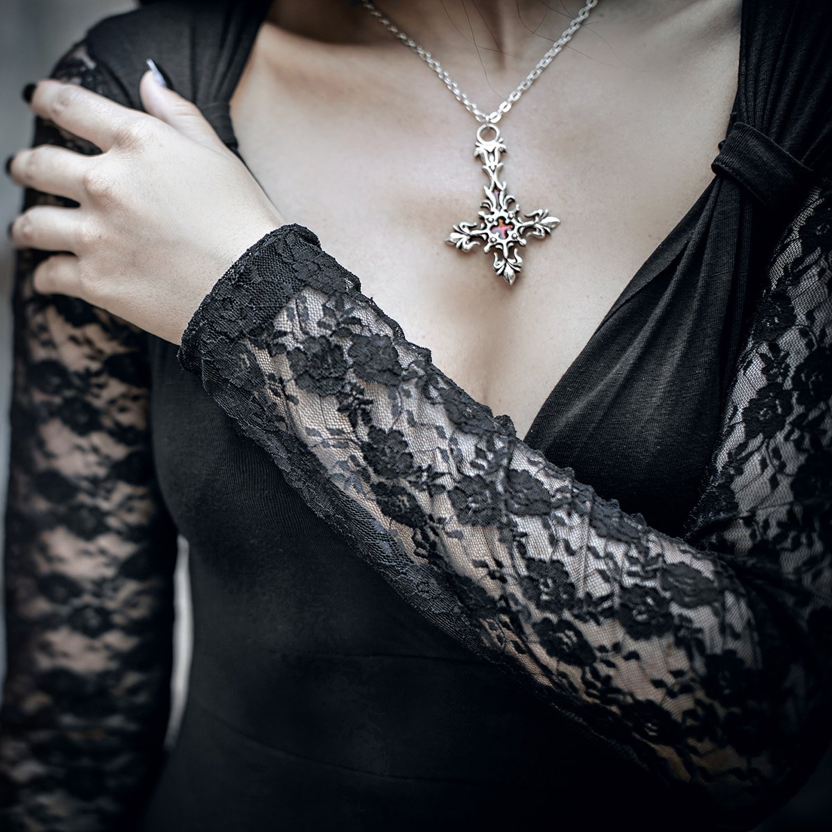 empitalia's tweet photo. Una delle nostre collane più amate! 🖤
Del marchio Alchemy Gothic, il ciondolo misura circa 6,5 cm ed è decorato da uno smalto rosso sangue. 😈
Ti piace? La puoi acquistare QUI 👉 https://t.co/7MVhehO2em

#alchemygothic #goth #gothic #witch #alternative #dark #EMPitalia https://t.co/cIfloBTkgB