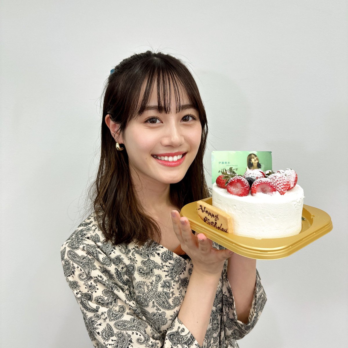 InfoItomiku's tweet photo. FCオープン生配信ありがとうございました！沢山のコメントも嬉しかったです😭

「みっくみん☺︎」とのこれからが本当に楽しみ。こんな私でもみんながいるから毎日過ごせてます。夢を叶えてくれてありがとう。感謝をずっと伝え続けます！ 素敵な誕生日でした☺︎(みく) #allyours ↓大好評の会員証！ https://t.co/rPUKXUL3Xe
