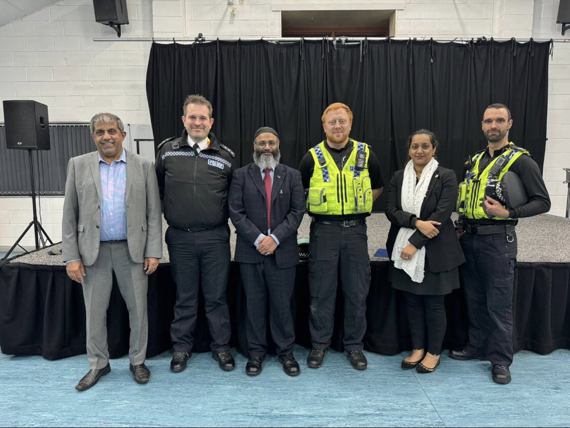 WYP_LeedsEast's tweet photo. It was wonderful to see so many members of the local community in attendance, if you would like to be involved in CommUnity Harehills please email Sergeant Ellis, lead for #CommUnityHarehills at: steven.ellis2@westyorkshire.police.uk
#YourCommunityNeedsYou
#TogetherWeCan https://t.co/TzBWNvBxLD