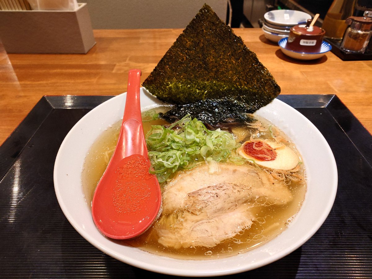 menlog_'s tweet photo. 麺屋うず｜宇部市

瀬戸内いりこラーメン（たまご麺、細麺選択あり）
いりこ出汁美味し。ご覧の通り澄んだ様相から連想されるすっきりと整ったお味でした。ほんのり甘いチャーシューや、辛口ネギも美味です。撮影をご了承頂いた際パリッとした海苔を追加頂きました。お心遣いありがとうございました。 https://t.co/pK8zXN3mSo
