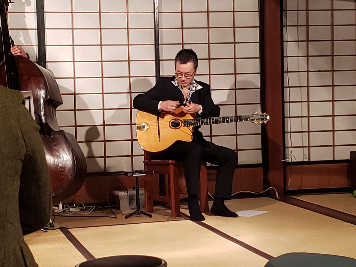 10cdbox's tweet photo. 地元の築何十年？の民家で、ジプシージャズが聴けました✋　ドイツ人のアコーディオンさんが実に歌心があって聴き入りました👏 https://t.co/9urrNNBb0U