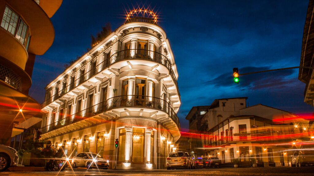 EmbPanamaSwe's tweet image. Sumérgete en la magia histórica de Panamá. El Casco Antiguo te transportará en el tiempo con sus calles adoquinadas, edificios coloniales y vibrante cultura. 🏛️🌆 Descubre la esencia de nuestro pasado y déjate cautivar por su encanto único. @VisitPanama