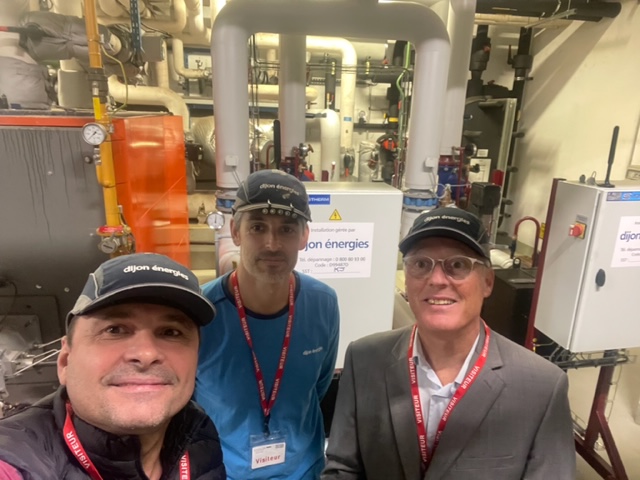 On y voit plus clair! <a href="/Essilor/">Dymensiou</a> Dijon, site stratégique du numéro un mondial des verres ophtalmiques est maintenant raccordé sur notre #réseaudechaleur #dijonénergies <a href="/dalkia/">Dalkia</a> .La #DSP créée en janvier2012 fête aujourd'hui son 400e client et son premier industriel! <a href="/VilledeDijon/">Ville de Dijon</a>