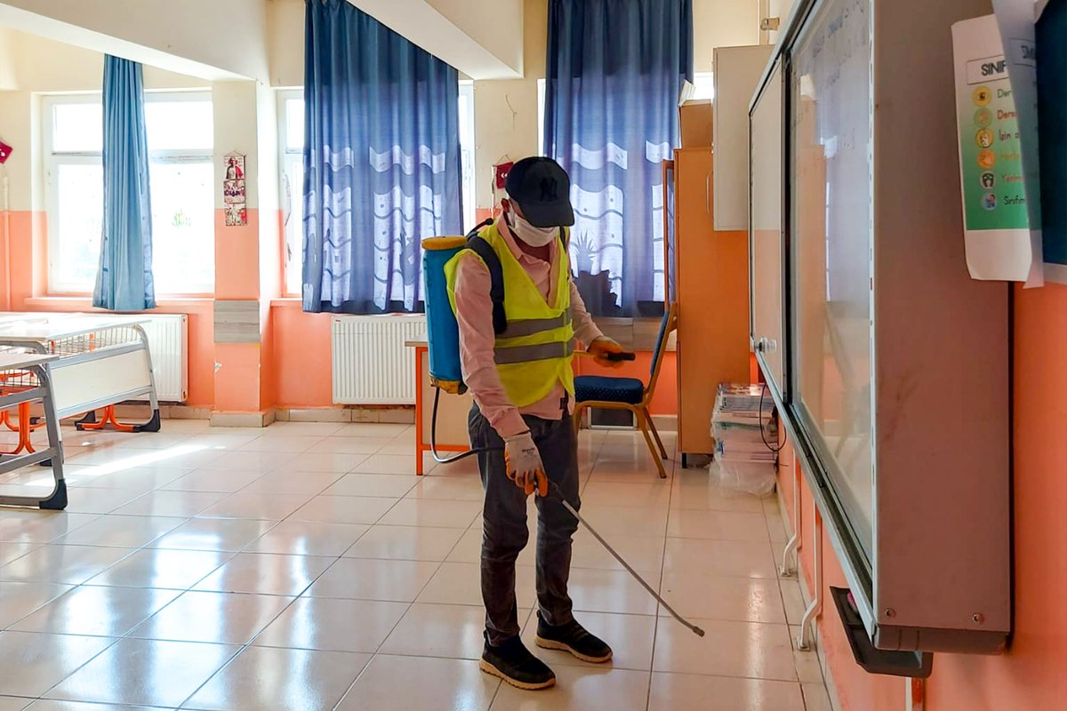 akcakalebld's tweet photo. Kurumlarda ilaçlama çalışmalarımız sürüyor.

🚸Talepler doğrultusunda okul içi ve çevresinde ders saati bittikten sonra ekiplerimizce ilaçlama işlemi gerçekleştiriliyor.🪰🦟 https://t.co/VLjdJKvDFc