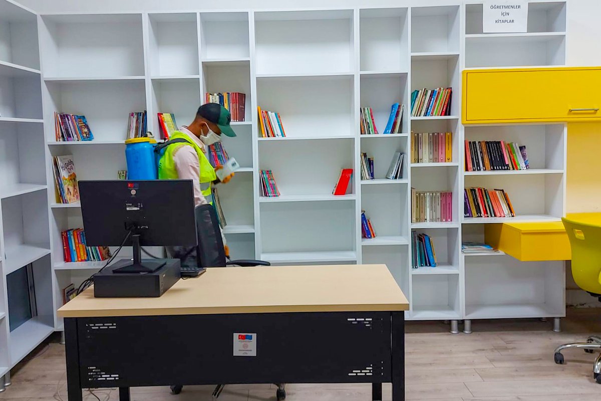 akcakalebld's tweet photo. Kurumlarda ilaçlama çalışmalarımız sürüyor.

🚸Talepler doğrultusunda okul içi ve çevresinde ders saati bittikten sonra ekiplerimizce ilaçlama işlemi gerçekleştiriliyor.🪰🦟 https://t.co/VLjdJKvDFc