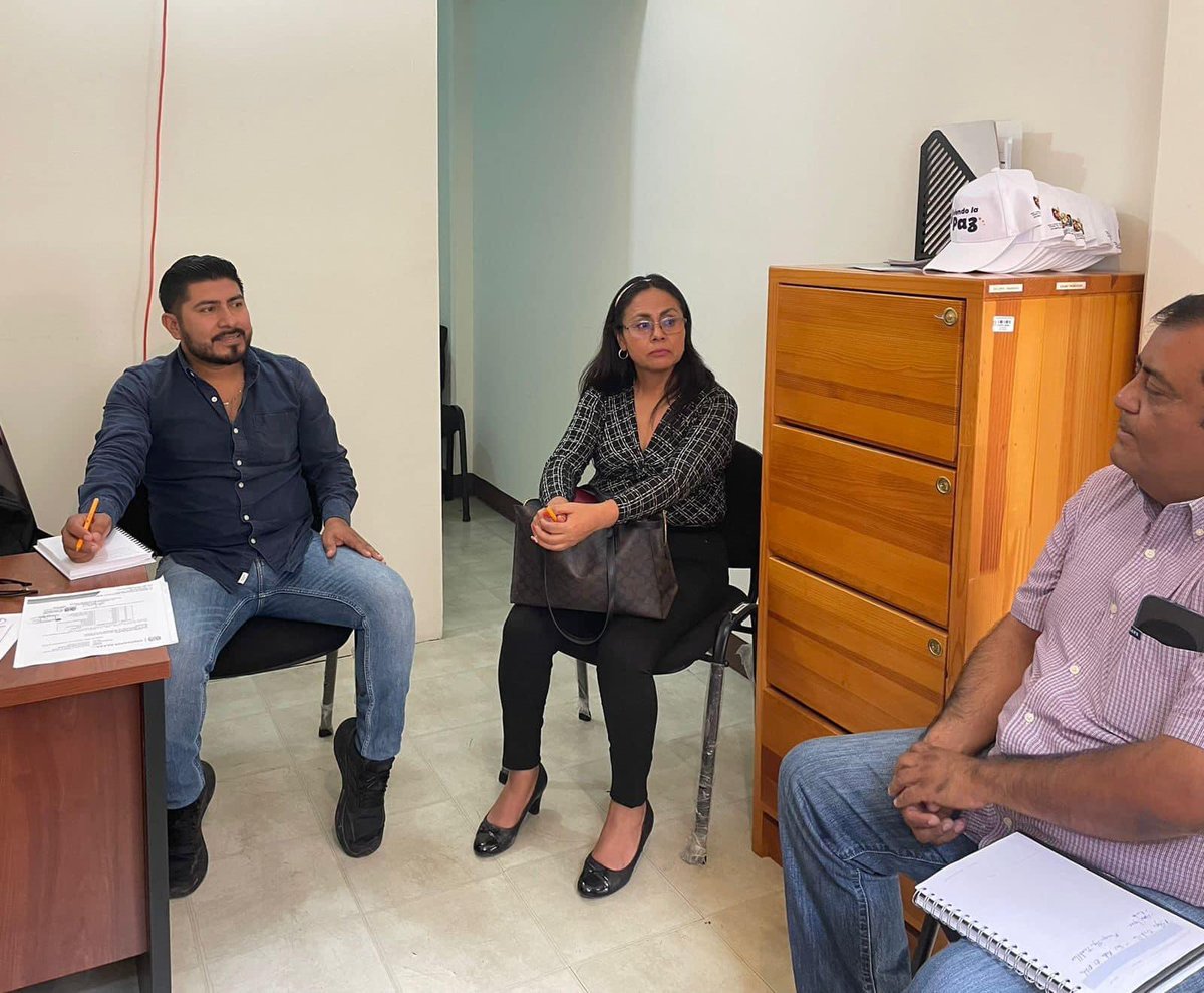 CDPAZ_GobOax's tweet photo. El Coordinador de la #CDPAZ, @Donato_VargasJ, trabajó una mesa de diálogo con la Sindica Municipal de Santiago Textitlán, la C. Fabiola Antonio, con la Sindica Municipal de Zimatlán, la C. Luciana Martinez León y con el Ing. Isac Nery Miranda residente de Valles Centrales, https://t.co/9FSBbN9Wa7