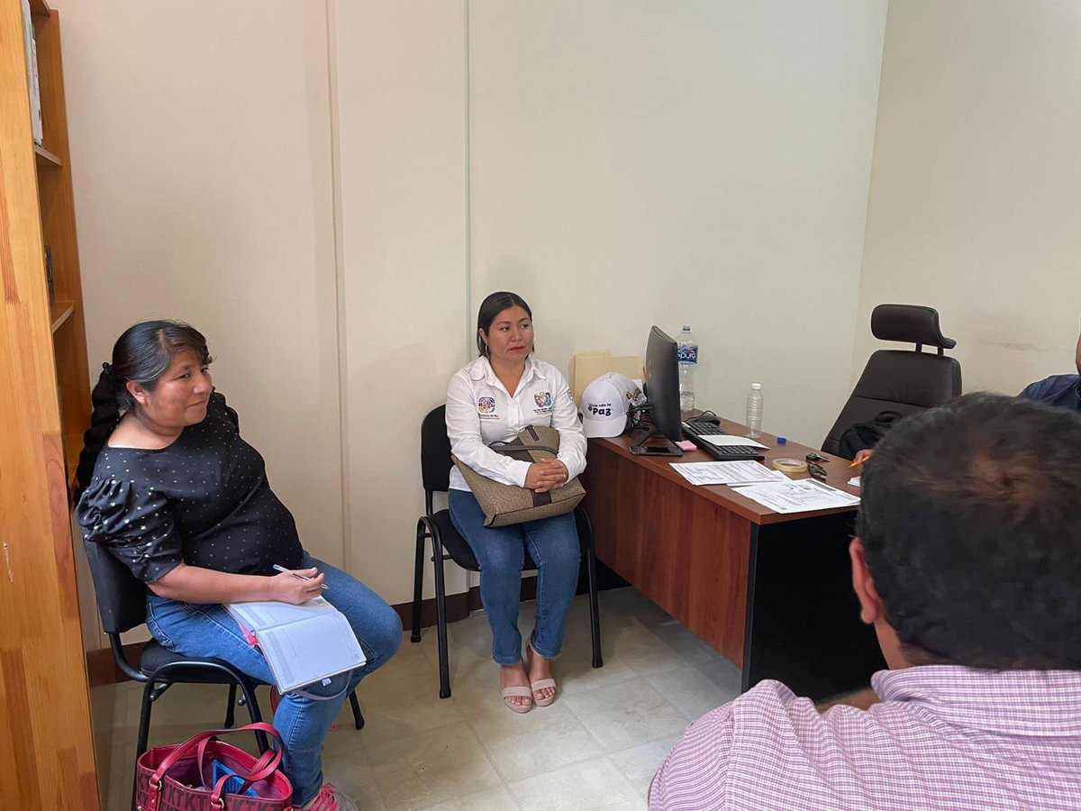 CDPAZ_GobOax's tweet photo. El Coordinador de la #CDPAZ, @Donato_VargasJ, trabajó una mesa de diálogo con la Sindica Municipal de Santiago Textitlán, la C. Fabiola Antonio, con la Sindica Municipal de Zimatlán, la C. Luciana Martinez León y con el Ing. Isac Nery Miranda residente de Valles Centrales, https://t.co/9FSBbN9Wa7