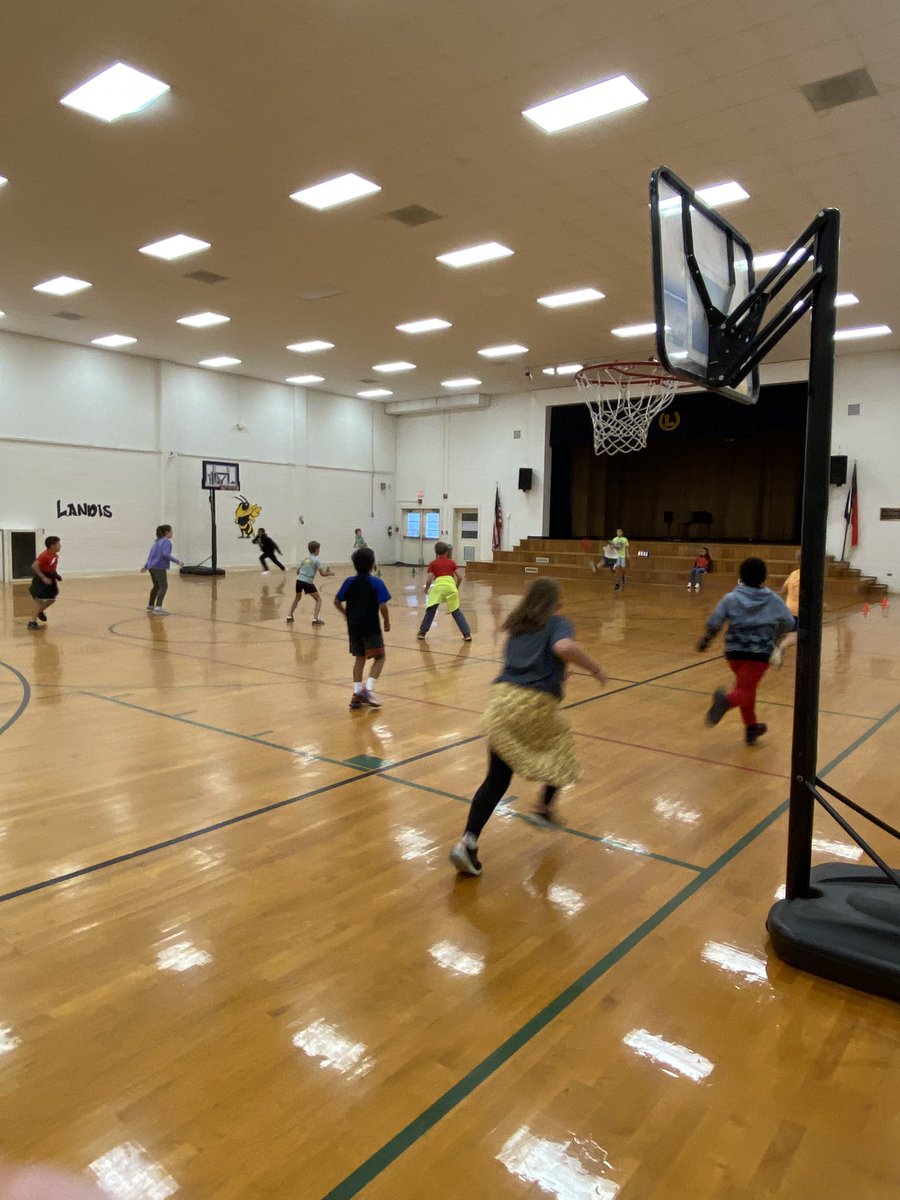 pecoachyoung's tweet photo. 5th grade playin some 8base today in PE @RoyalOaksPE https://t.co/ANAUG2twz9