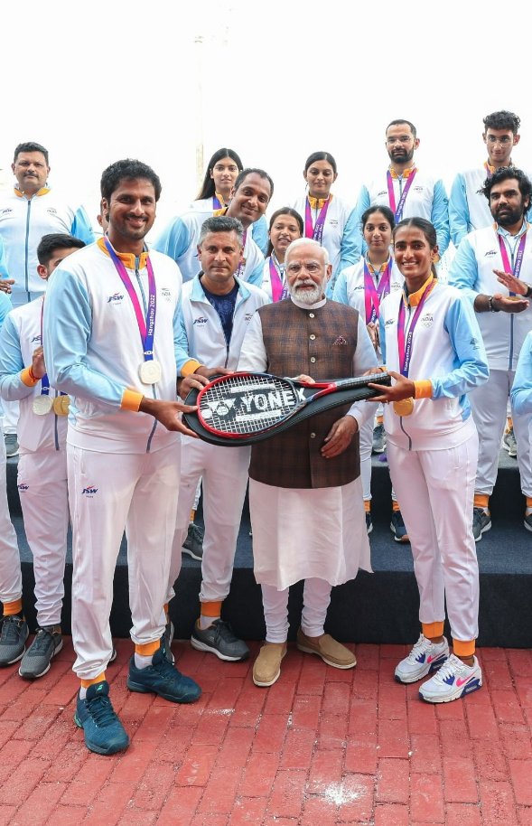 A special greeting from Modi 🇮🇳

<a href="/19thAGofficial/">The 19th Asian Games Hangzhou Official</a> mixed doubles gold medalist Bhosale Rutuja Sampatrao and men's doubles silver medalists Ramkumar Ramanathan &amp; Saketh Myneni with Indian Prime Minister <a href="/narendramodi/">Narendra Modi</a> 🎾

<a href="/AITA__Tennis/">All India Tennis Association</a>