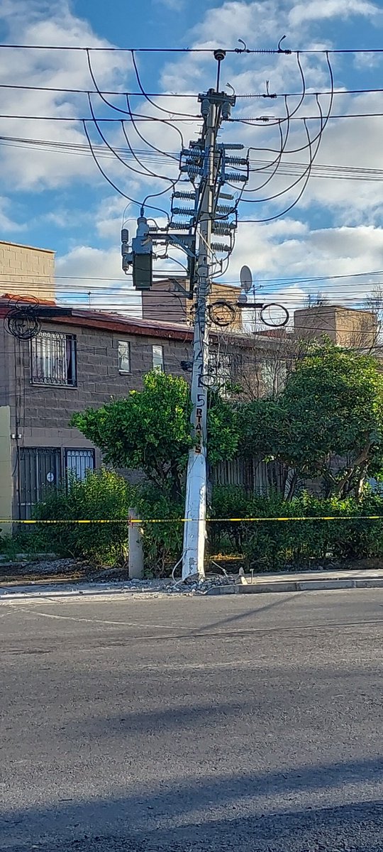 OrnolKarb's tweet photo. Poste apunto de caer sobre av Río Blanco, en Bosques del Centinela @Trafico_ZMG @ZapopanGob @PCJalisco @CFE_Contigo https://t.co/uxCKo4jefX