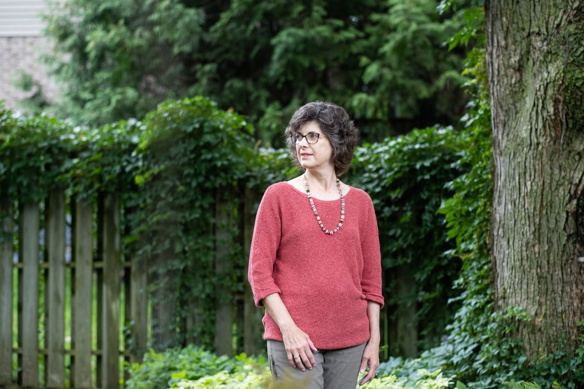 "Florence Niven believes that creativity defines her." After 22 years as a glass artist, several major events in Florence Niven's life compelled her to write, resulting in her poetry collection, Step Into This Day. Read more on kingstonlife.ca.
[Photo By Rob Whelan]
#ygk