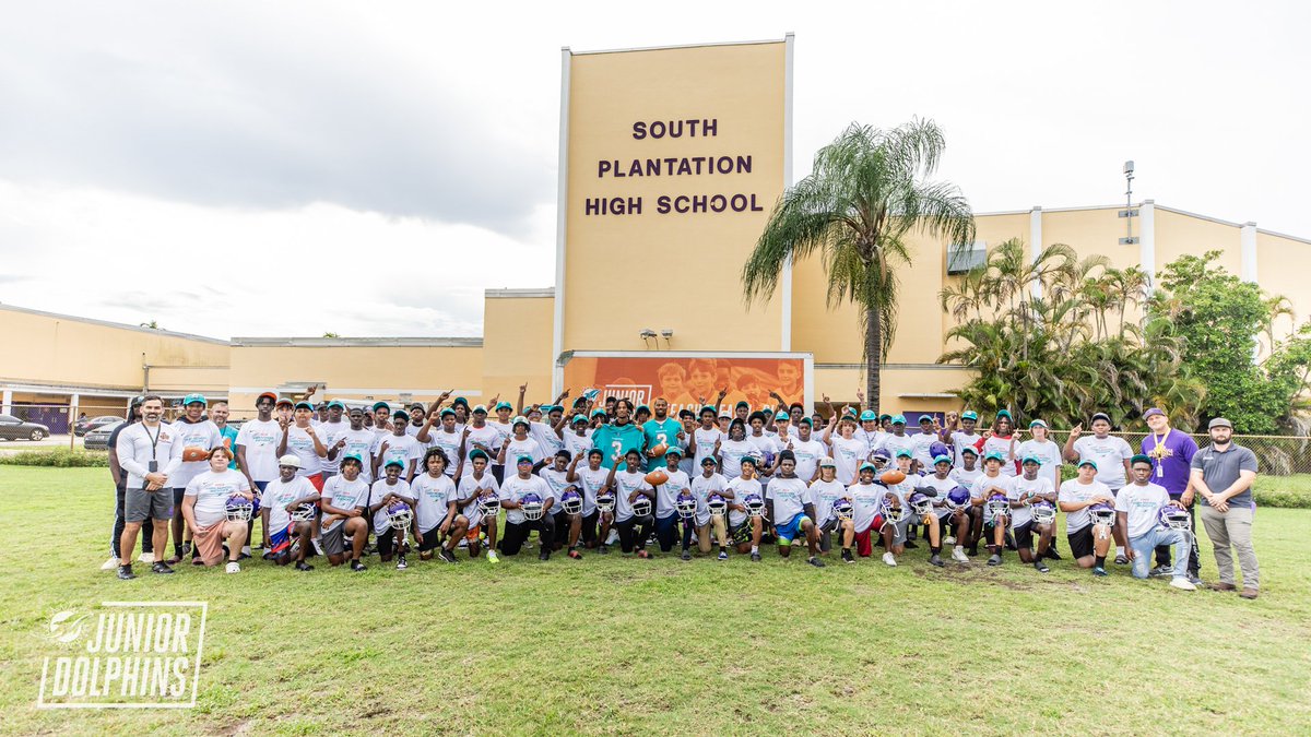 Miami Dolphins Foundation & Community Relations (@finsoffthefield) on Twitter photo ICYMI @chosen1era & <a href="/astronaut/">Bradley Chubb</a> pulled up to <a href="/SPHS_FB/">South Plantation HS Football</a> to donate brand new sneakers and equipment, then proceeded to run some 1 on 1s 📷
#JuniorDolphins x #PlayFootball ICYMI @chosen1era & <a href="/astronaut/">Bradley Chubb</a> pulled up to <a href="/SPHS_FB/">South Plantation HS Football</a> to donate brand new sneakers and equipment, then proceeded to run some 1 on 1s 📷
#JuniorDolphins x #PlayFootball