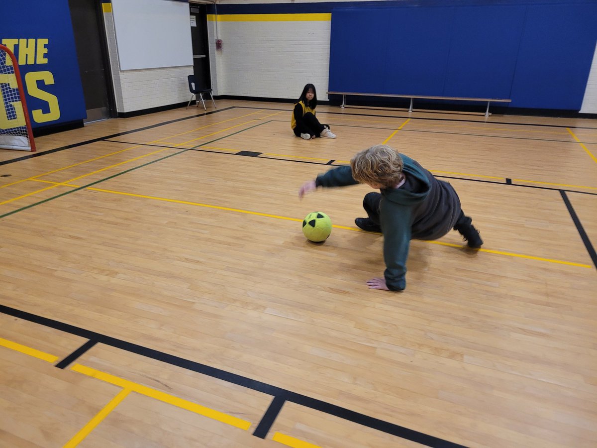 QVGrade78's tweet photo. When your soccer unit isn't over yet,  but it's volleyball season, you  improvise.#crabsoccer @QVPSVikings https://t.co/NxFwFxQVnO