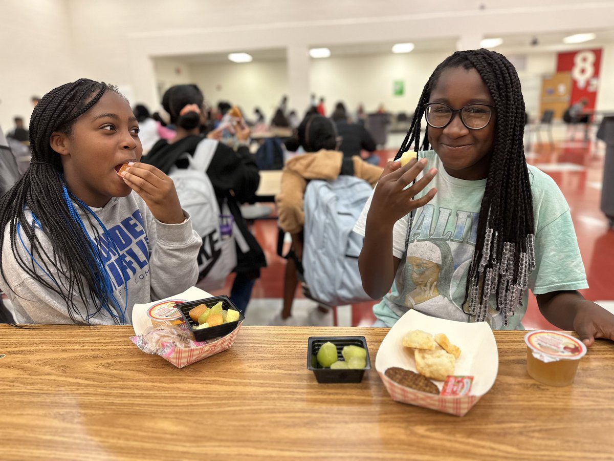 ahdee315's tweet photo. Students @WMSHCS are eating more fruits/vegetables, drinking more water, and moving at least an hour daily @AngieBanks74 @HealthMPowers @FredricLatschar @creseda_hawk 
#happyschoollunchweek #nutritionmatters https://t.co/aALxb2tKoT