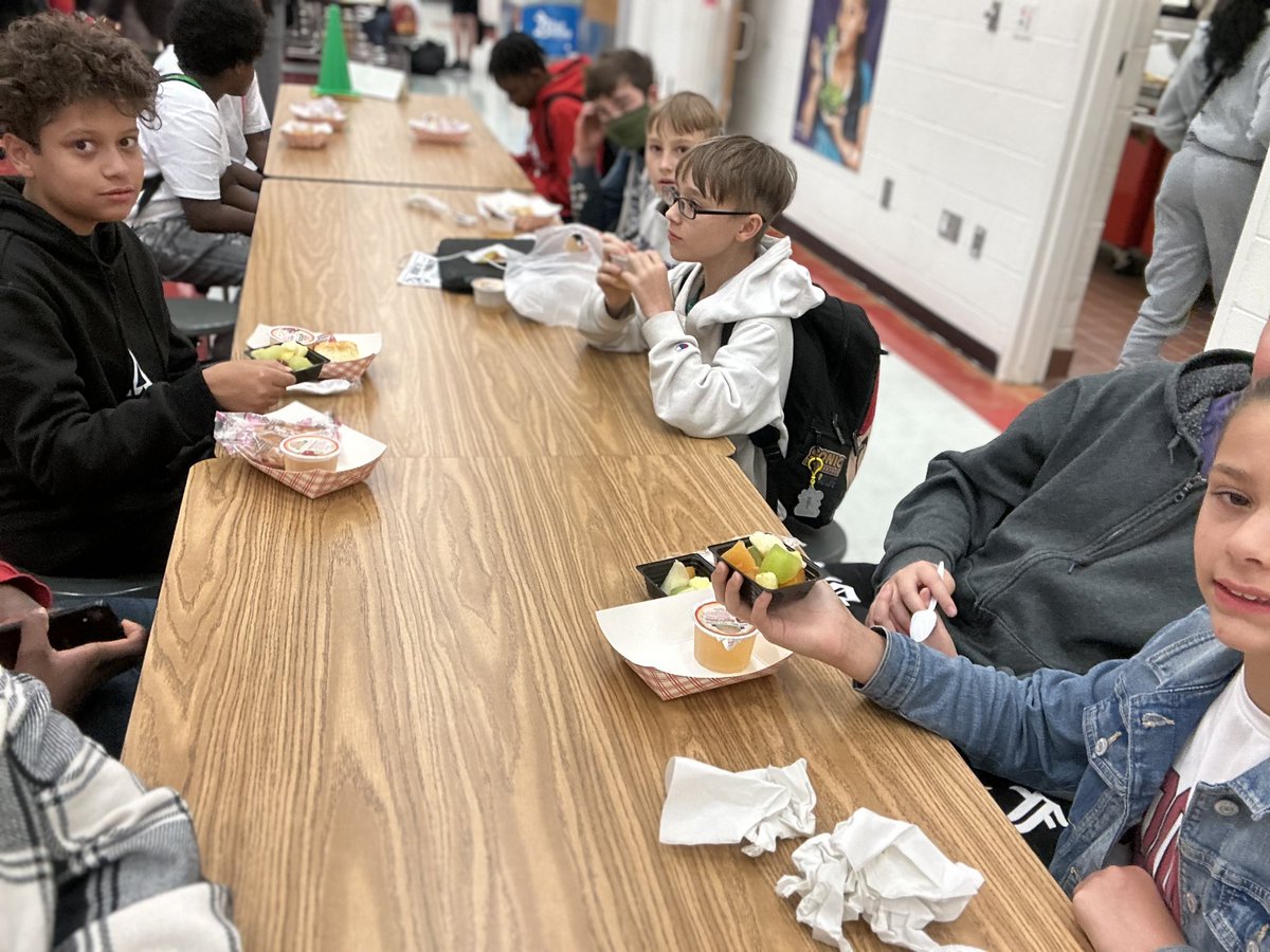 ahdee315's tweet photo. Students @WMSHCS are eating more fruits/vegetables, drinking more water, and moving at least an hour daily @AngieBanks74 @HealthMPowers @FredricLatschar @creseda_hawk 
#happyschoollunchweek #nutritionmatters https://t.co/aALxb2tKoT