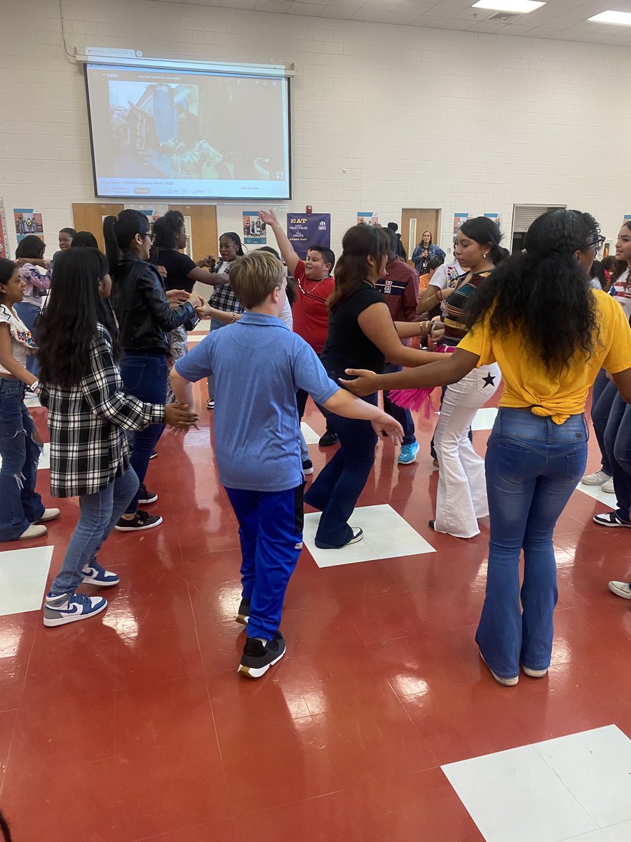 ahdee315's tweet photo. Students @WMSHCS are eating more fruits/vegetables, drinking more water, and moving at least an hour daily @AngieBanks74 @HealthMPowers @FredricLatschar @creseda_hawk 
#happyschoollunchweek #nutritionmatters https://t.co/aALxb2tKoT