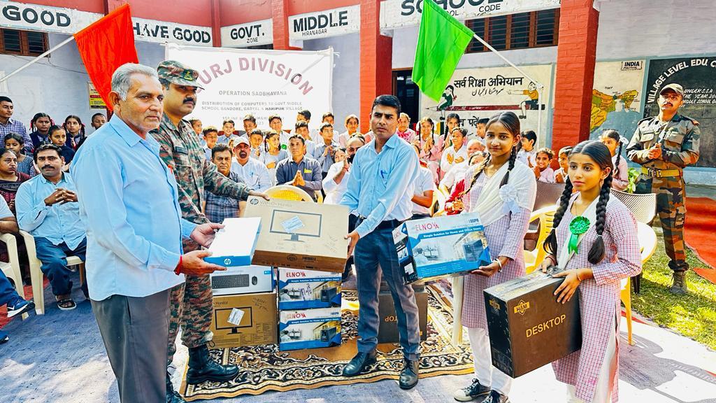 prodefencejammu's tweet image. #ComputerLiteracy

#RisingStarCorps distributed computers to Govt Middle Schools Bandore, Haripur Padal, Gadyal &amp;amp; Sapalwan in #Kathua (J&amp;amp;K) to empower students towards computer literacy. The residents &amp;amp; students appreciated the effort of #IndianArmy.

@SpokespersonMoD 
@adgpi