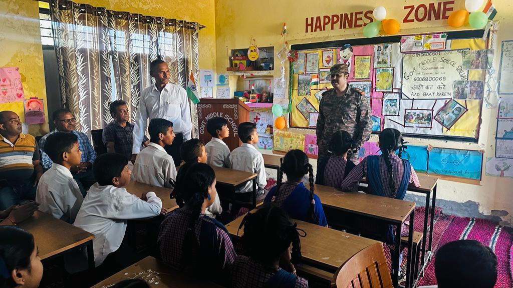 prodefencejammu's tweet image. #ComputerLiteracy

#RisingStarCorps distributed computers to Govt Middle Schools Bandore, Haripur Padal, Gadyal &amp;amp; Sapalwan in #Kathua (J&amp;amp;K) to empower students towards computer literacy. The residents &amp;amp; students appreciated the effort of #IndianArmy.

@SpokespersonMoD 
@adgpi